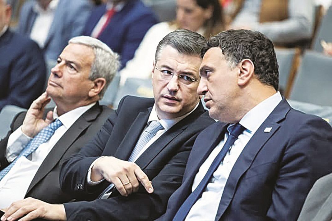 Τζιτζικώστας πρόσω ολοταχώς