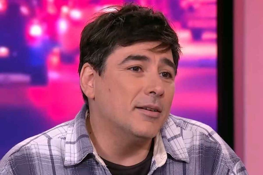 Βασίλης Μαυρογεωργίου: «Το πρώτο μου ραντεβού ήταν με έναν φίλο και δύο δίδυμες - Πολύ αμήχανο»