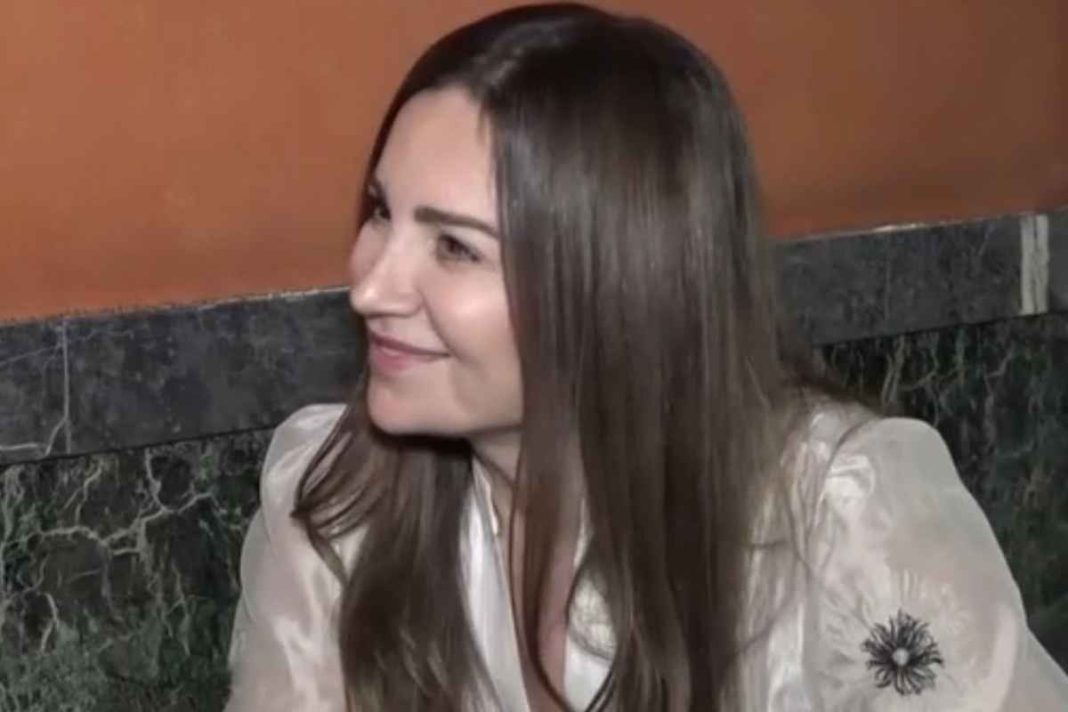 Βίκυ Φλέσσα: «Ξανανιώνω κοντά στα εγγόνια μου, έχω αναλάβει τη γλωσσική τους εκπαίδευση»