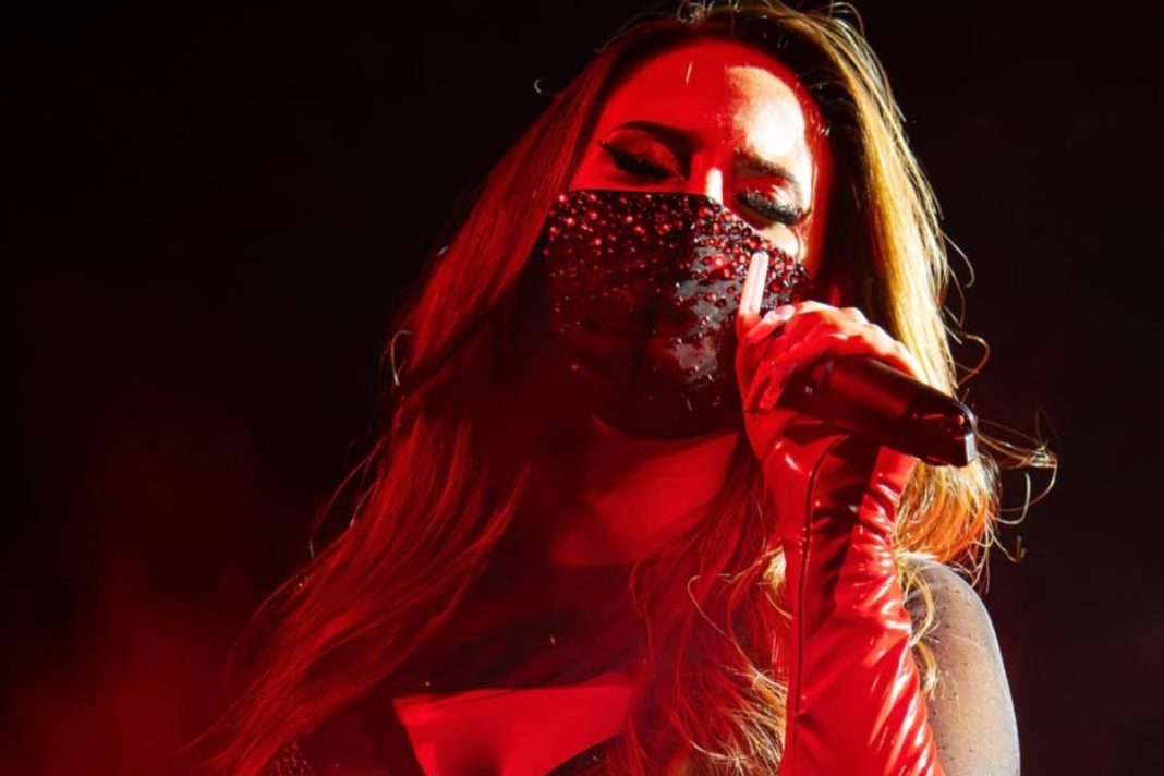 Η μυστηριώδης Σουηδέζα της Eurovision που κρύβει το πρόσωπό της πίσω από μάσκα – «Φοβάμαι τη δημοσιότητα»