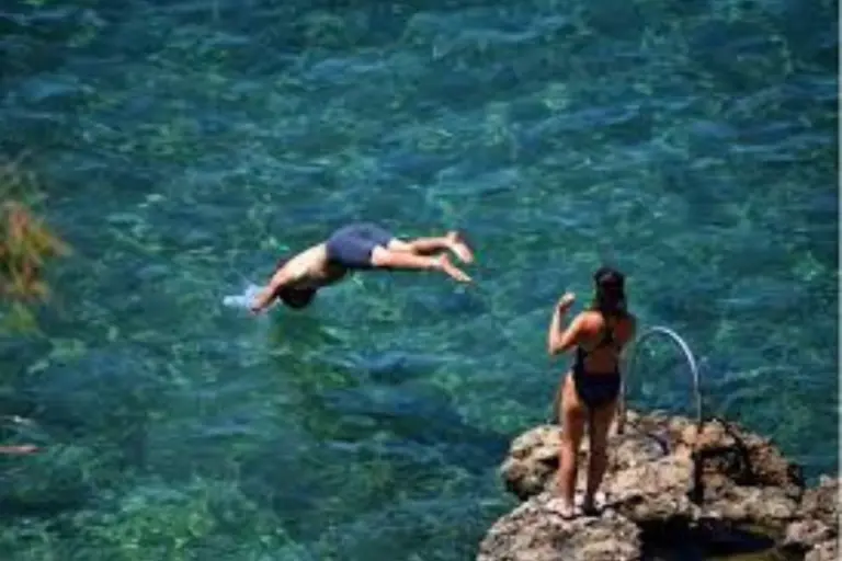 Καιρός σήμερα: Καλοκαιρινό σκηνικό με 30άρια και λίγες τοπικές βροχές