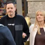 Αλέξανδρος Τσουβέλας: Βόλτα στο κέντρο της Αθήνας με τη σύντροφό του