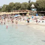 Βούλιαξαν οι παραλίες της Αττικής-Μακροβούτια και... πετσέτα ούτε για δείγμα στο τριήμερο του Αγίου Πνεύματος