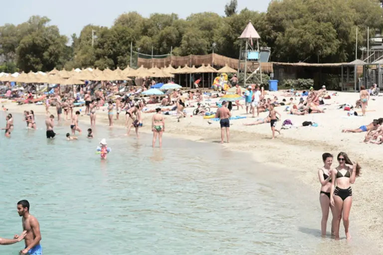 Βούλιαξαν οι παραλίες της Αττικής-Μακροβούτια και... πετσέτα ούτε για δείγμα στο τριήμερο του Αγίου Πνεύματος