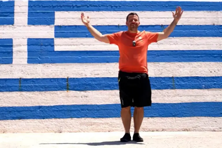 «Happy Traveller: Ο Ευτύχης Μπλέτσας στο Αγαθονήσι»