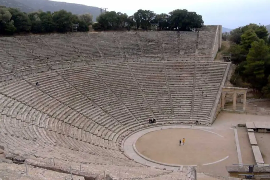 Το Αρχαίο Στάδιο Επιδαύρου φιλοξενεί για πρώτη φορά μεταμεσονύχτιες παραστάσεις