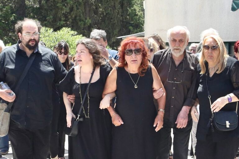 Ράκος η Μαίρη Ραζή - Υποβασταζόμενη στην κηδεία του Σωτήρη Τσόγκα