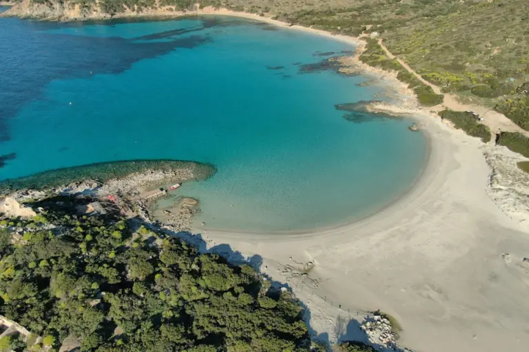 Σαρδηνία: Παραλία απαγορεύει τις ομπρέλες στους περισσότερους επισκέπτες