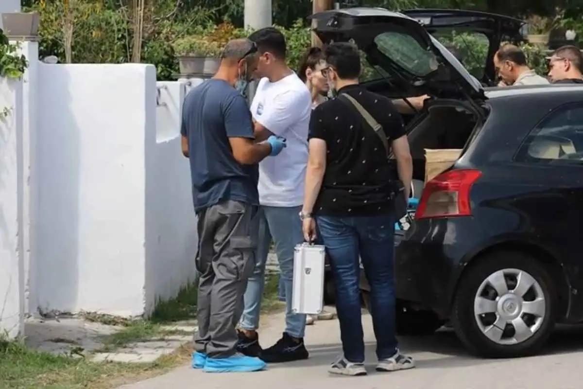 Αστυνομικοί απομακρύνουν αεροβόλο, ρουχισμό και πειστήρια από το σπίτι του φονικού στο Αίγιο