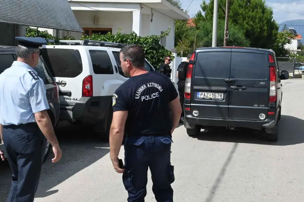 Το σπίτι στον Λόγγο Αιγιαλείας όπου βρέθηκαν νεκροί η 54χρονη Μαρία και ο 26χρονος Ολύμπιος