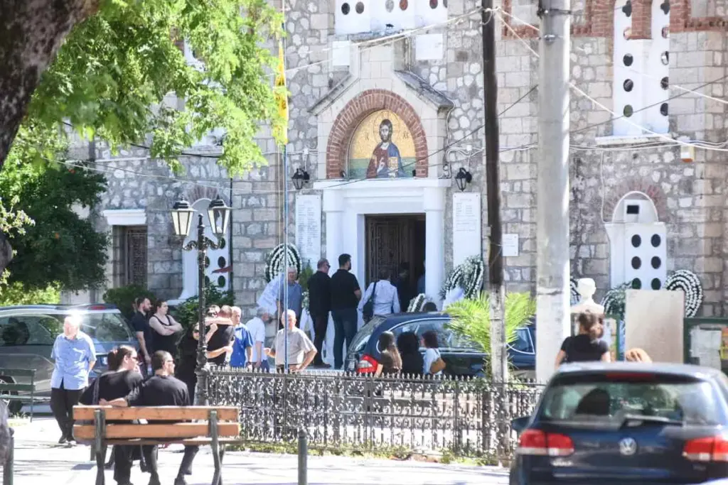 Θρήνος στο Αίγιο για τη μητέρα και τον γιο που σκοτώθηκαν