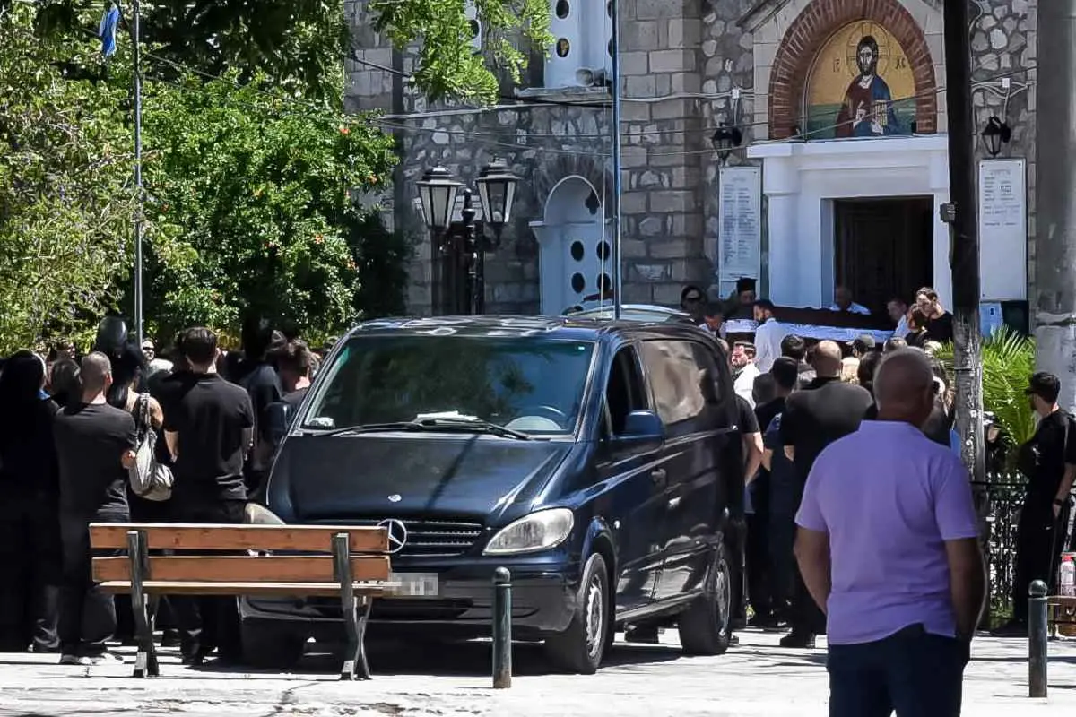 Συγγενείς και κάτοικοι αποχαιρέτησαν τη Μαρία και τον Ολύμπιο στον Ιερό Ναό Αγίου Δημητρίου. Συγγενείς και κάτοικοι αποχαιρέτησαν τη Μαρία και τον Ολύμπιο στον Ιερό Ναό Αγίου Δημητρίου.