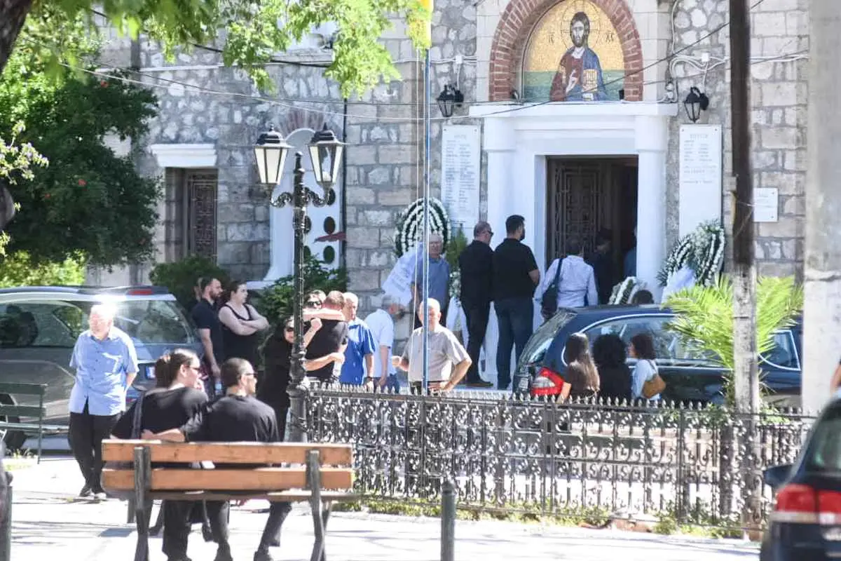 Συγγενείς και κάτοικοι αποχαιρέτησαν τη Μαρία και τον Ολύμπιο στον Ιερό Ναό Αγίου Δημητρίου.