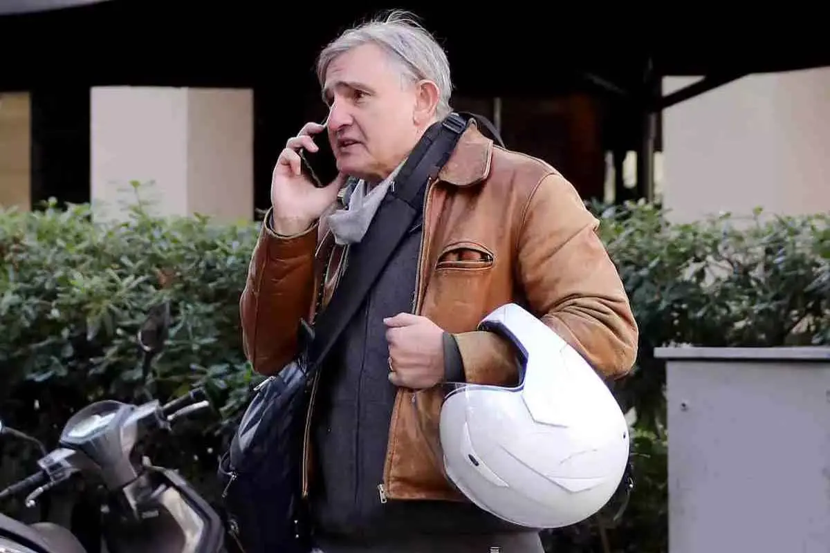 Ο Άκης Σακελλαρίου μίλησε για την περιπέτεια υγείας του και τα όρια στη σάτιρα. 