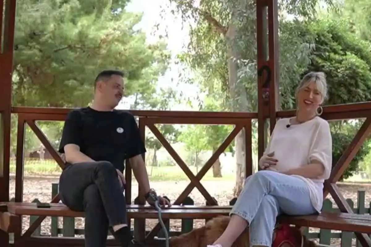 Ο Αλέξανδρος Τσουβέλας μιλά με συγκίνηση για τη σκυλίτσα του, την Ήρα, που μπήκε στη ζωή του πριν από 16 χρόνια.