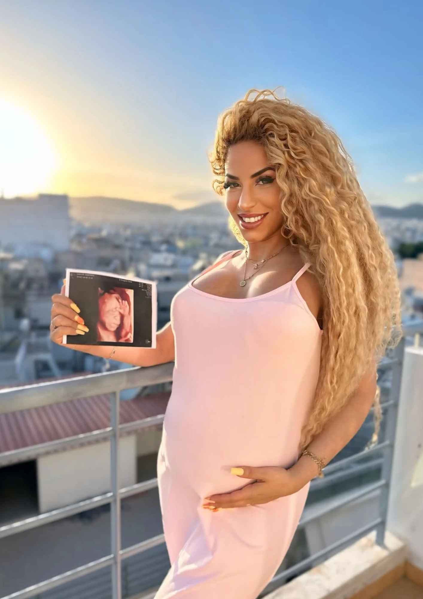 Η Αναστασία Γιούσεφ κρατά το υπερηχογράφημα του γιου της