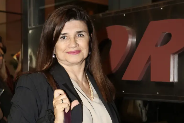 Άννα Κουρή: Σπάνια εμφάνιση με τον σύζυγό της - Βόλτα στα σοκάκια της Μυκόνου