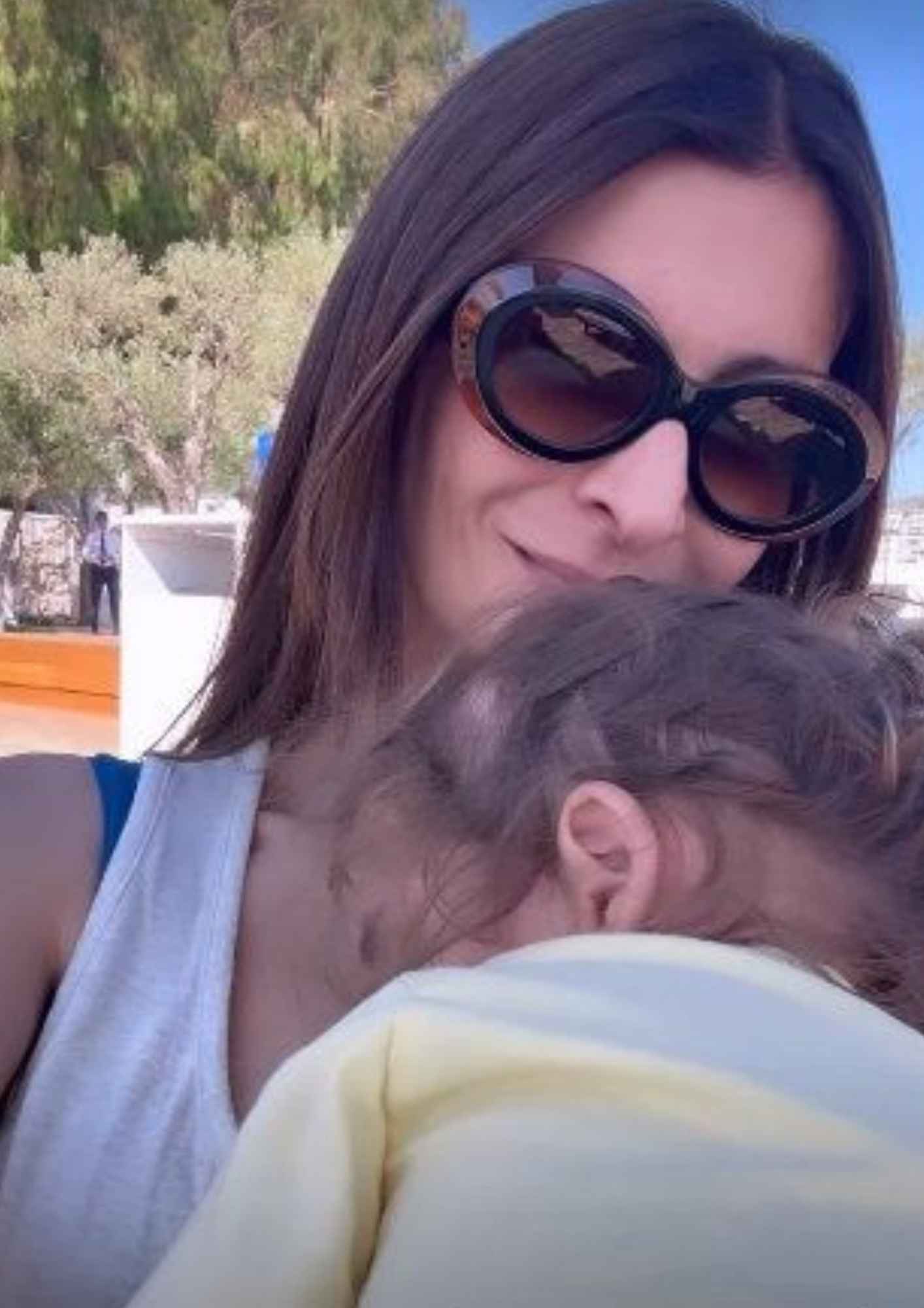 Η Αντιγόνη Κουλουκάκου με τον γιο της στην παραλία