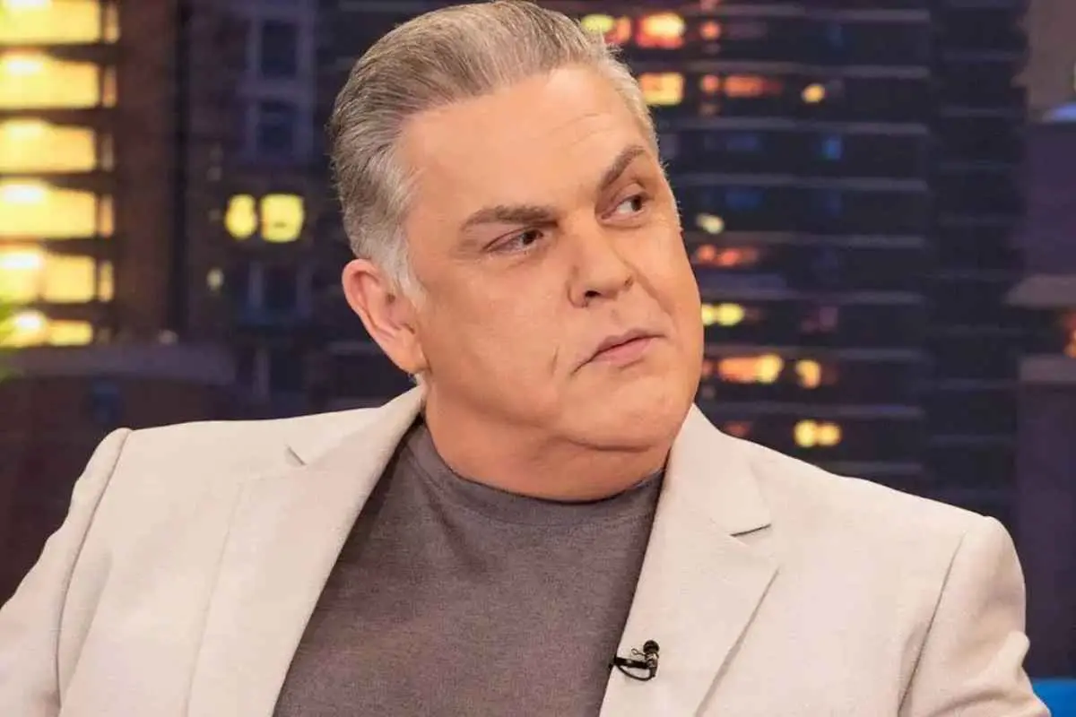 Ο Αντώνης Λουδάρος μίλησε για τη σάτιρα, την περιπέτεια της υγείας του και τη στήριξή του στην «Ελπίδα».