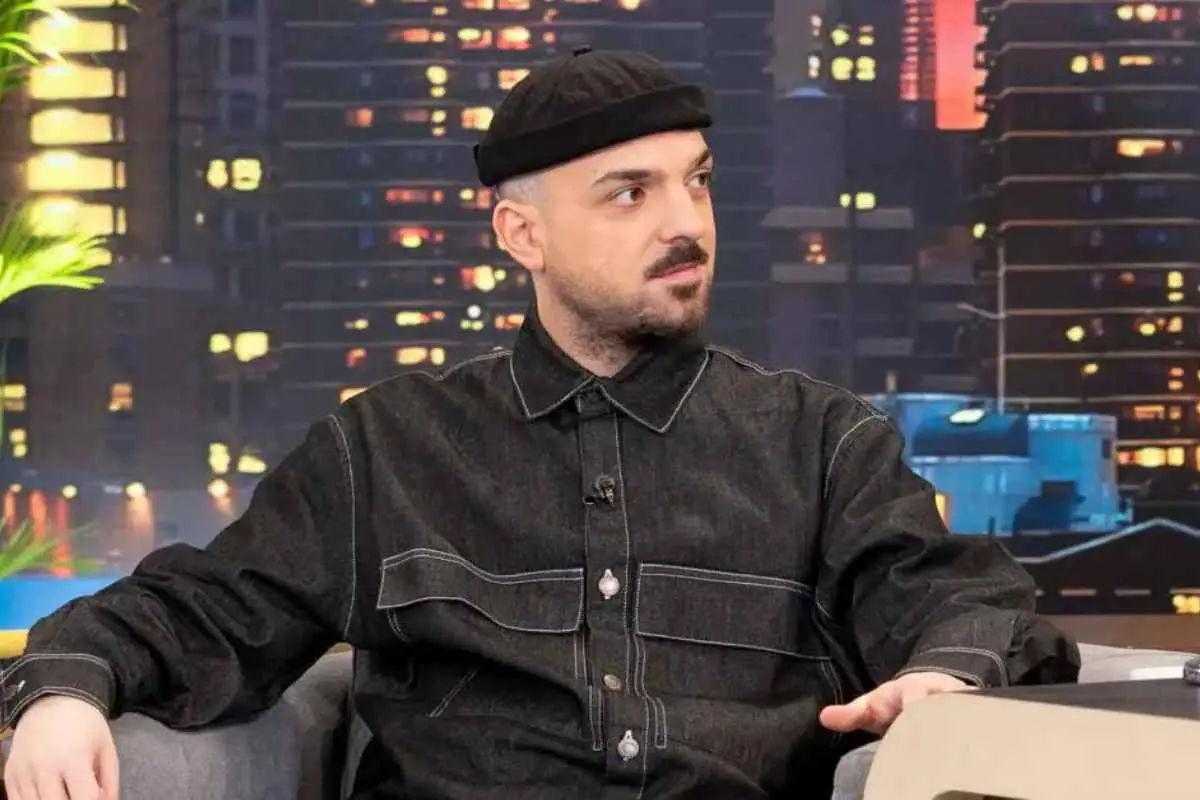 Ο Apon παρέλαβε βραβείο στα Mad VMA 2026 και ευχαρίστησε τη γυναίκα του