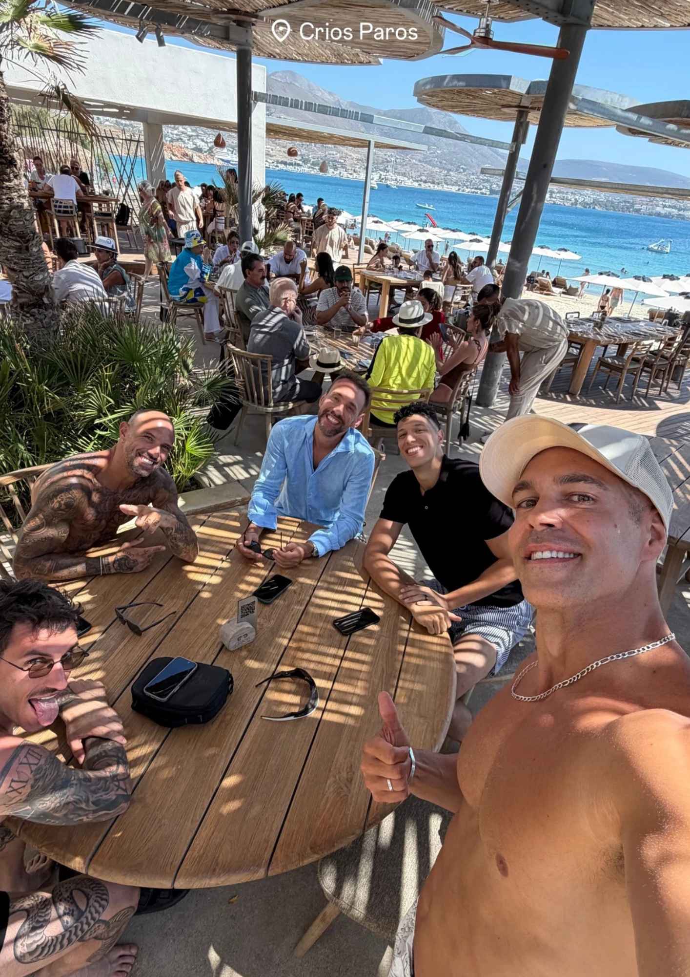 Ο Μπρούνο Τσερέλα με την παρέα του σε παραθαλάσσιο χώρο στην Πάρο