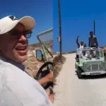Μπρούνο Τσερέλα: Σεργιάνισε την Πάρο με την παρέα του πάνω σε vintage όχημα