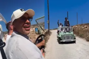 Μπρούνο Τσερέλα: Σεργιάνισε την Πάρο με την παρέα του πάνω σε vintage όχημα