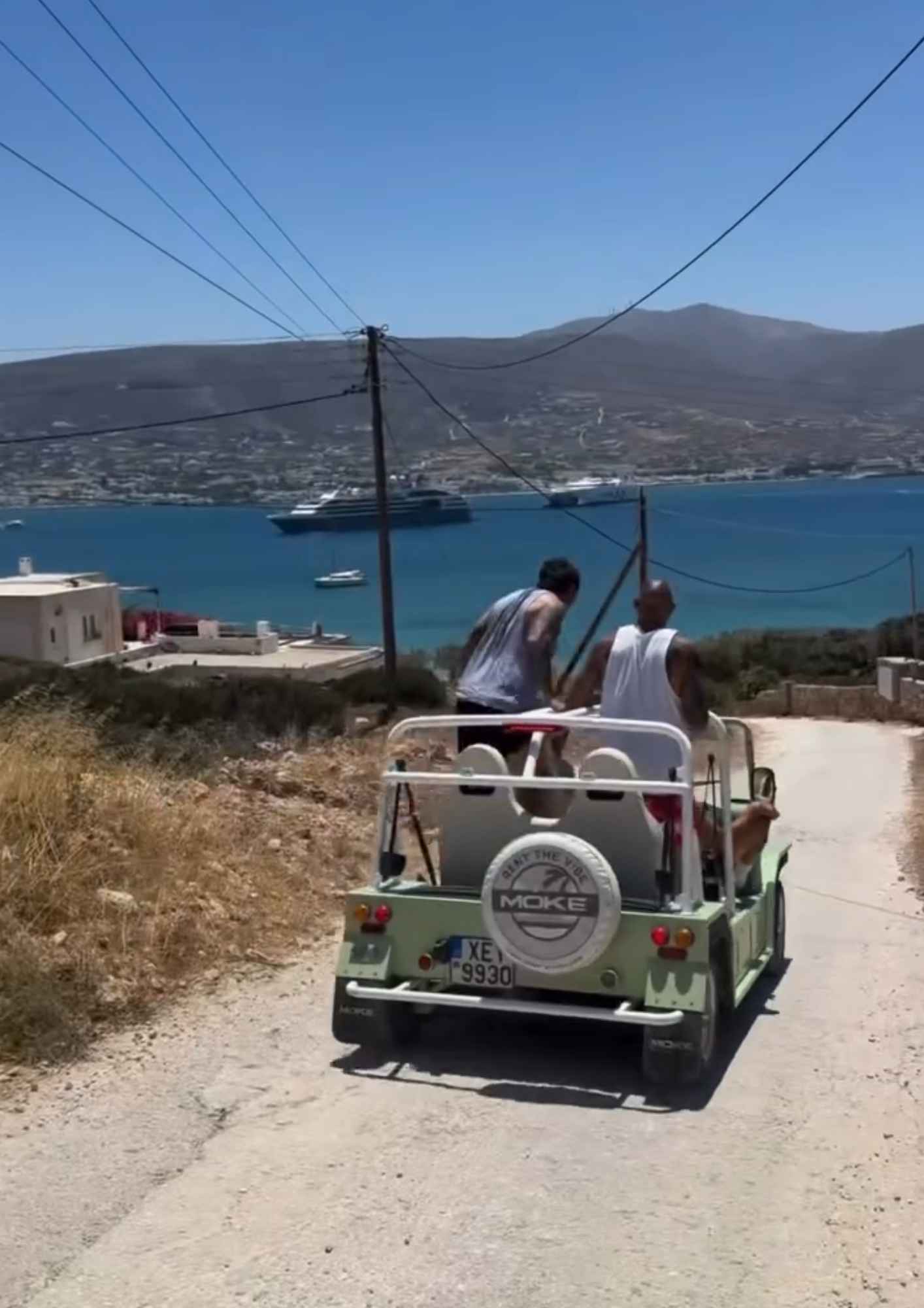 Ο Μπρούνο Τσερέλα έκανε βόλτα στην Πάρο με την παρέα του σε ανοιχτό vintage όχημα.