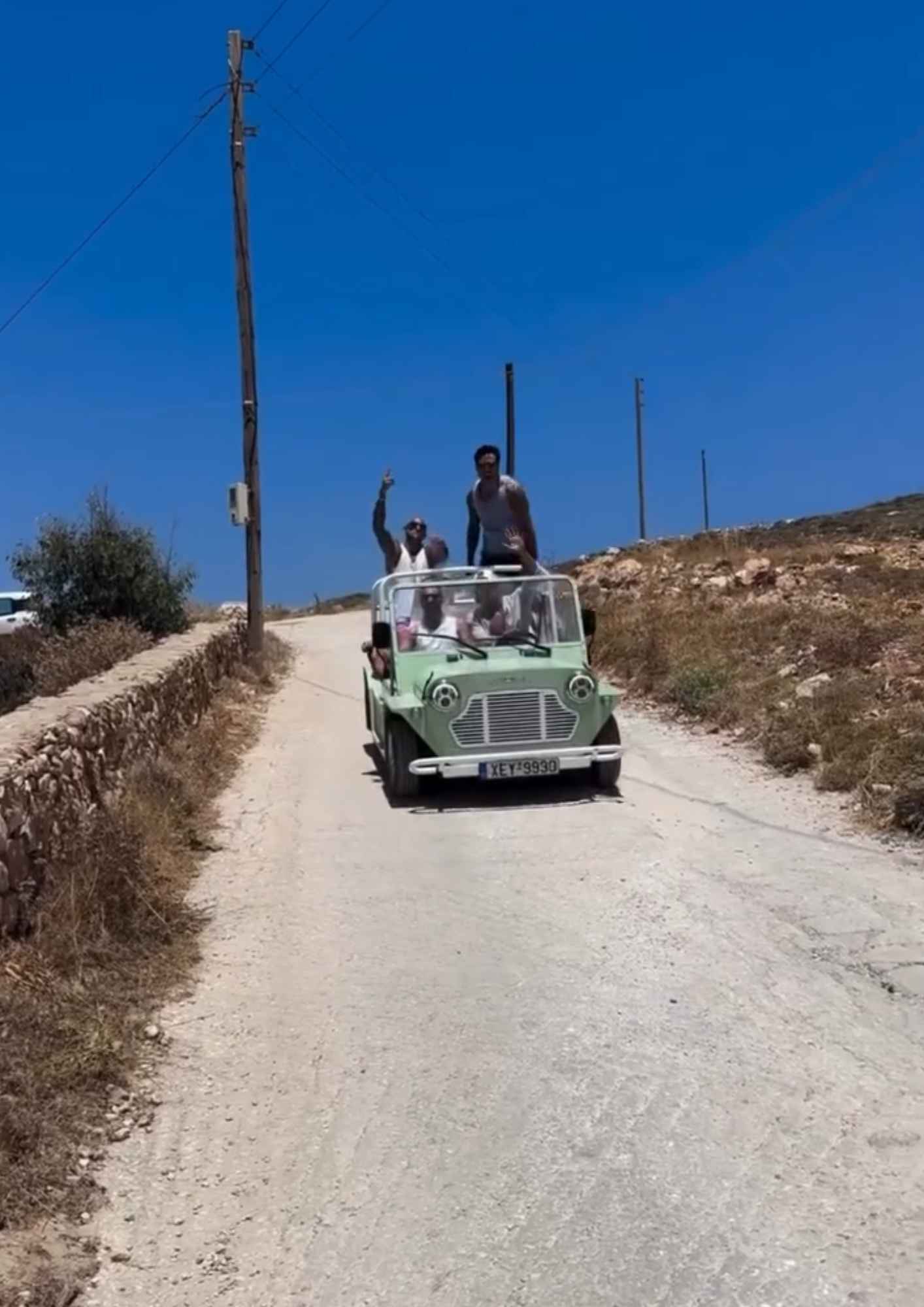 Ο Μπρούνο Τσερέλα έκανε βόλτα στην Πάρο με την παρέα του σε ανοιχτό vintage όχημα.