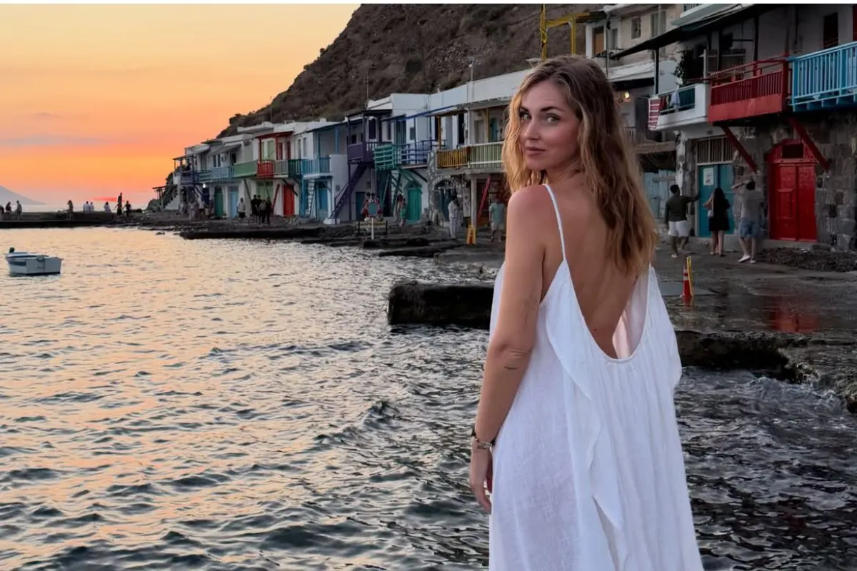 Η Κιάρα Φεράνι στη Μήλο