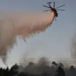 Φωτιά στο Δερβένι: Εντοπίστηκε σορός – Μάχη με τις φλόγες και εκκένωση της Λητής