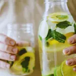 Detox water: Το πιο δροσερό μυστικό του καλοκαιριού για το φούσκωμα