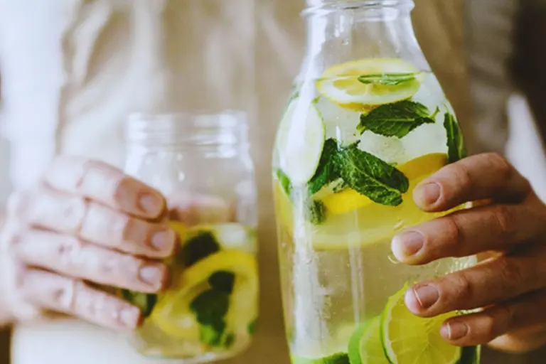 Detox water: Το πιο δροσερό μυστικό του καλοκαιριού για το φούσκωμα