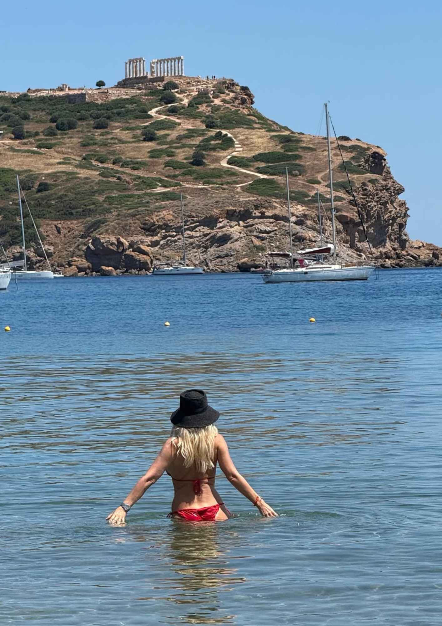 Η Ελένη Μενεγάκη μοιράστηκε στιγμιότυπα από τη βόλτα της στο Σούνιο με τον Μάκη Παντζόπουλο.