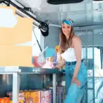 Χαμόγελα και κέφι στα backstage για το νέο τραγούδι της Κοκκίνου