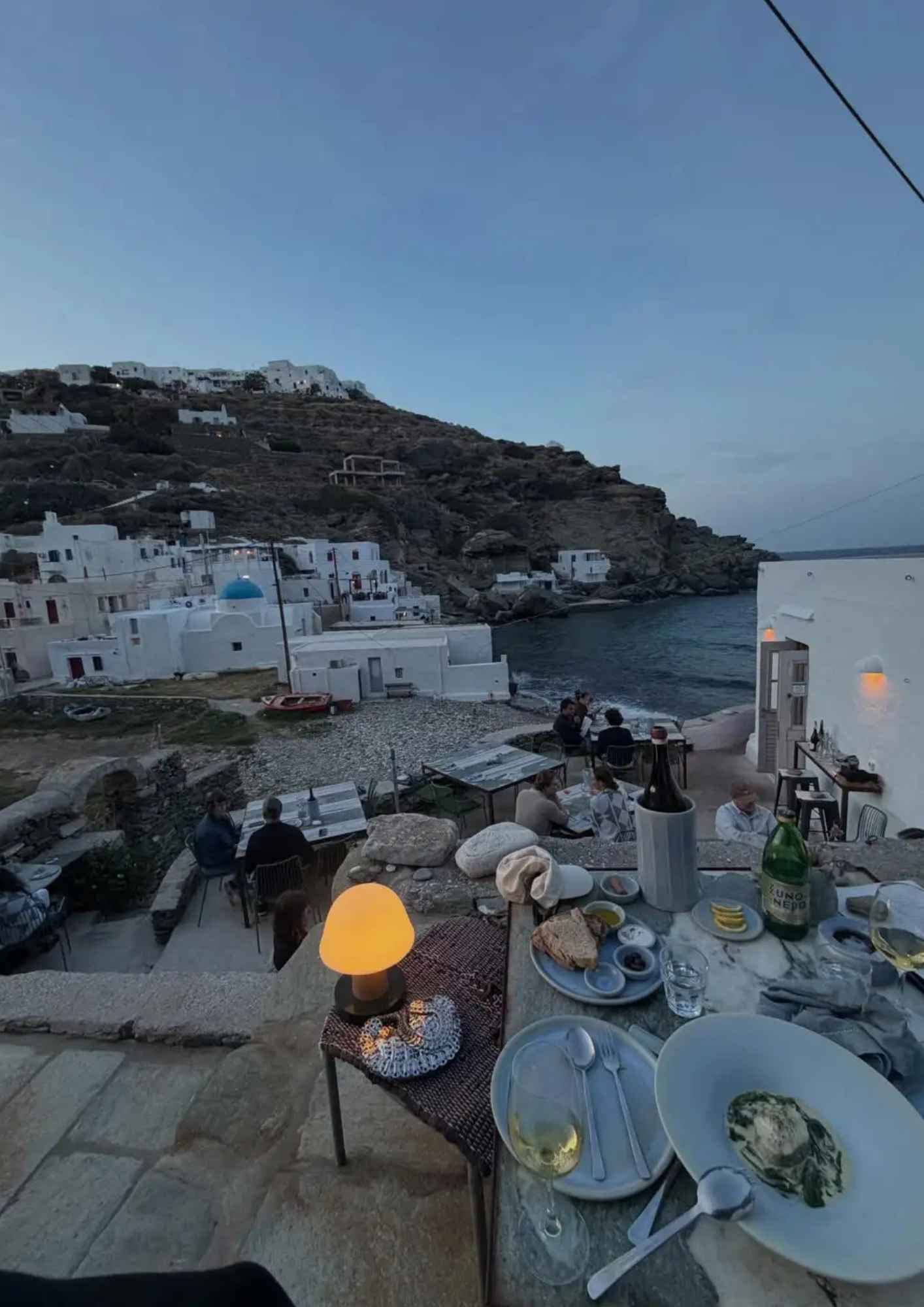 Η Έμιλι Ραταϊκόφσκι έκανε διακοπές στη Σίφνο και ανέβασε φωτογραφίες στο Instagram