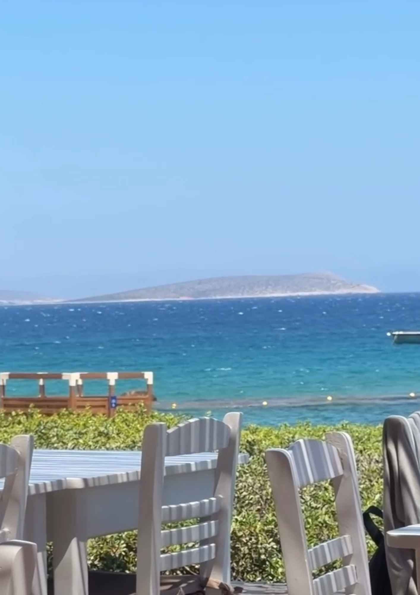 Η παρουσιάστρια μοιράστηκε φωτογραφίες από beach bar στην Αντίπαρο.