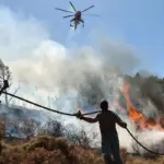 Συναγερμός στην Κερατέα: Φωτιά κοντά στη Μονή Παναγίας Θεοσκέπαστης – Επιχειρούν και εναέρια μέσα