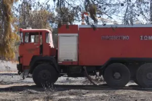 Φωτιά στον Πειραιά: Στις φλόγες κτίριο – Μεγάλη επιχείρηση της Πυροσβεστικής