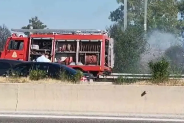 Φωτιά στους Αγίους Θεοδώρους: Διακόπηκαν τα δρομολόγια του Προαστιακού