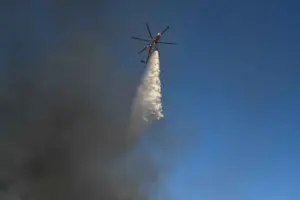 Φωτιά στην Κρήτη: Στη μάχη 42 πυροσβέστες και ελικόπτερο στο Ίνι Ηρακλείου