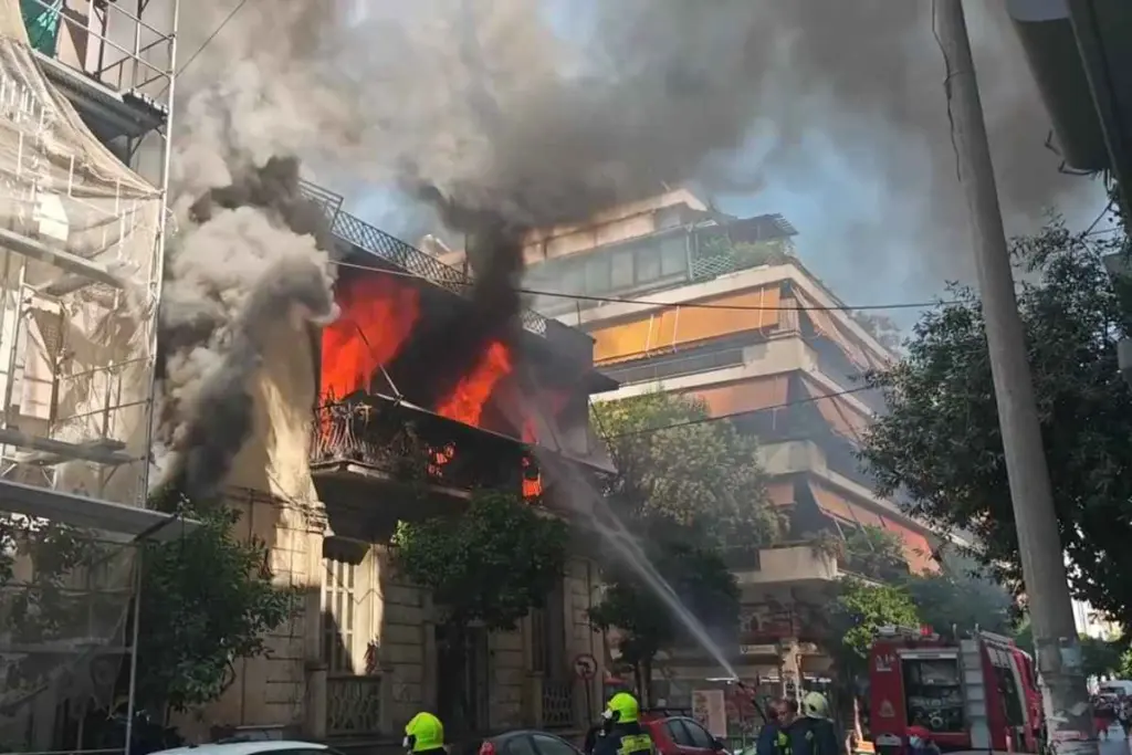 Φωτιά σε διώροφο στην Καλλιθέα: Ηλικιωμένη πήδηξε από το μπαλκόνι και την έπιασε ντελιβεράς