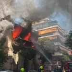 Φωτιά σε διώροφο στην Καλλιθέα: Ηλικιωμένη πήδηξε από το μπαλκόνι και την έπιασε ντελιβεράς