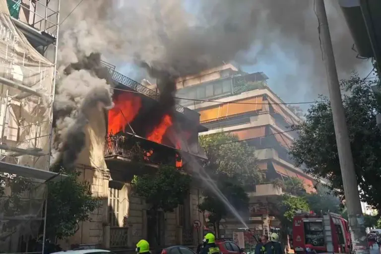 Φωτιά σε διώροφο στην Καλλιθέα: Ηλικιωμένη πήδηξε από το μπαλκόνι και την έπιασε ντελιβεράς