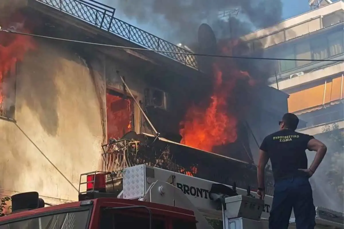 Ηλικιωμένη πήδηξε από μπαλκόνι στην Καλλιθέα για να σωθεί από τη φωτιά