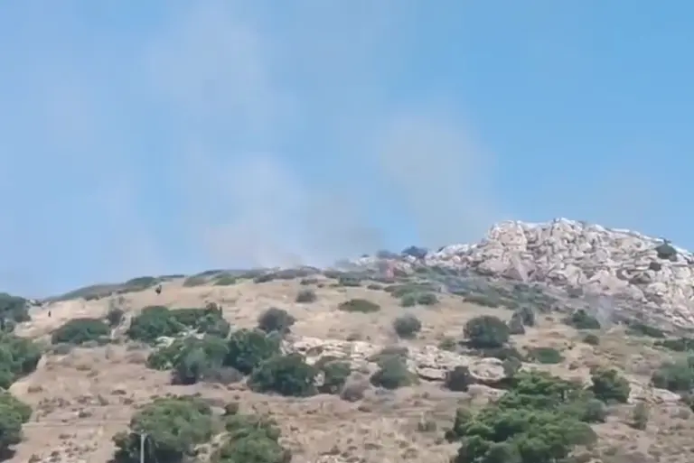 Συναγερμός στην Κερατέα: Σηκώθηκαν ελικόπτερα για τη φωτιά στην Πλάκα