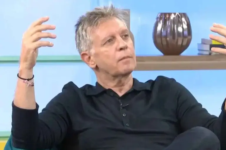 Γιάννης Σαββιδάκης: «Ζω μέσω των στίχων μου ένα περίεργο πράγμα»