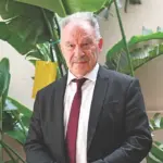 Γιώργος Κοτρωνιάς: Το όνειρο «πλανητικού» χωριού στις Θερμοπύλες, η ροκ και το πάθος για τις φωτογραφίες