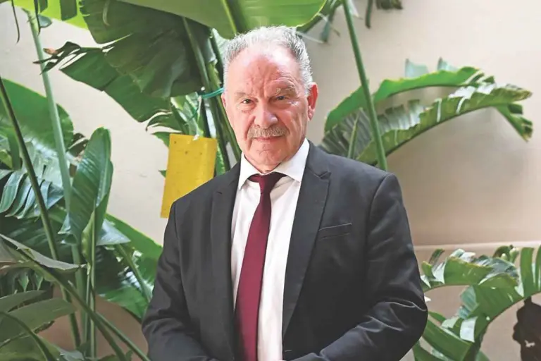 Γιώργος Κοτρωνιάς: Το όνειρο «πλανητικού» χωριού στις Θερμοπύλες, η ροκ και το πάθος για τις φωτογραφίες