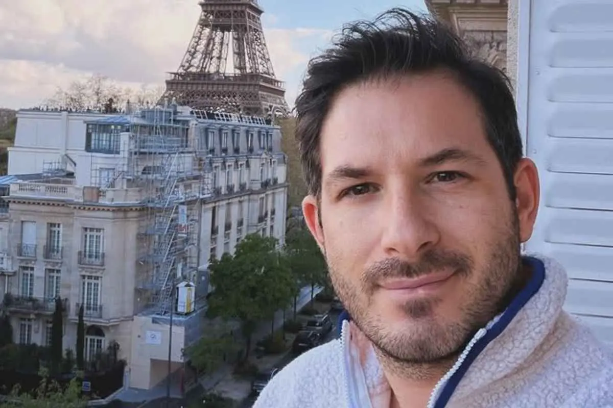 Ο Γιώργος Περρής έκανε μια προσωπική εξομολόγηση για τη ζωή, την καριέρα και τη σεξουαλικότητά του. Ο Γιώργος Περρής έκανε μια προσωπική εξομολόγηση για τη ζωή, την καριέρα και τη σεξουαλικότητά του.